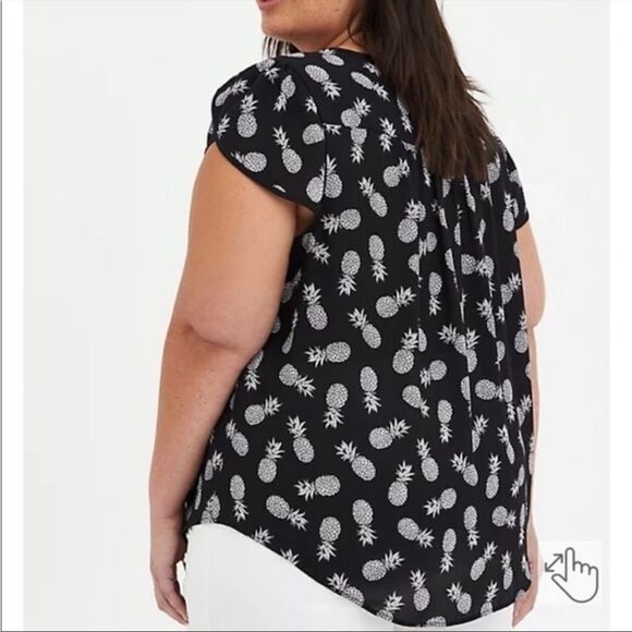 Torrid Pineapple Short top blouse women’s size 5 5X 28 black white tulip sleeve - Picture 2 of 8